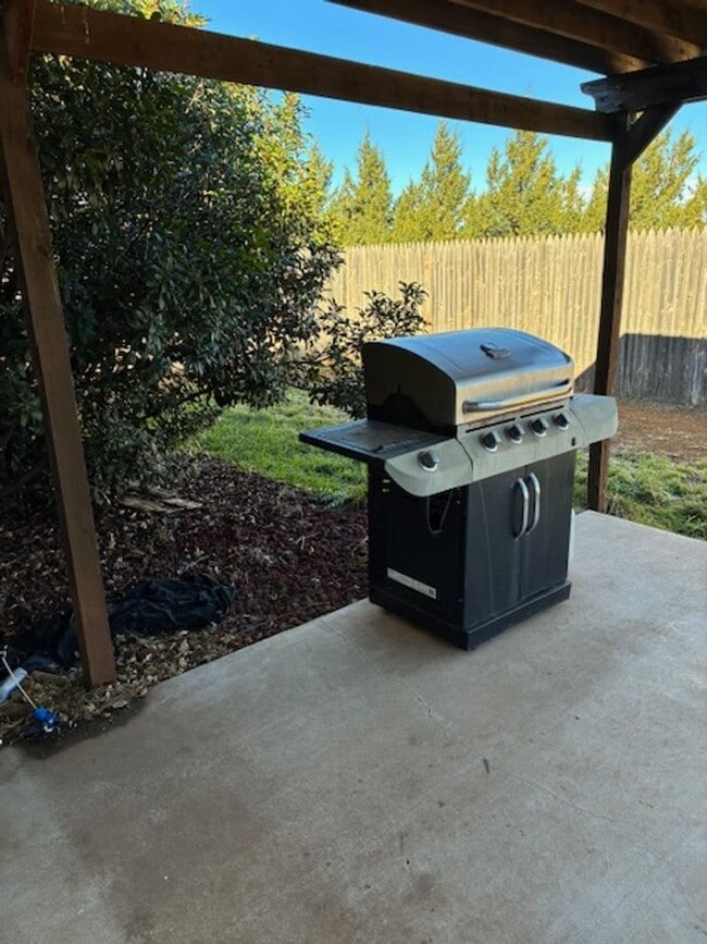 Building Photo - 2104 Hali Ln