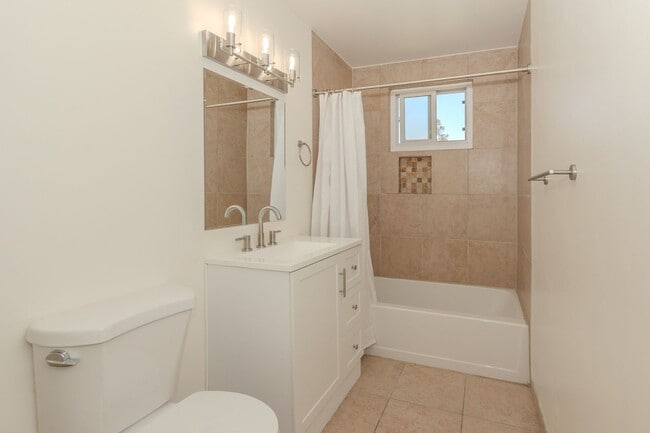 Building Photo - Completely Refreshed Spacious 3 Bed/2 Bath...