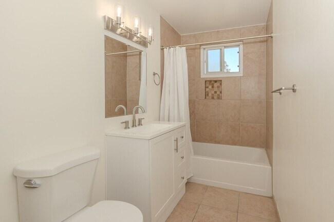 Building Photo - Refreshed Spacious 3 Bed/2 Bath Home in La Mesa!