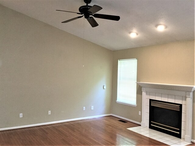 Building Photo - 672 East Lake Lane