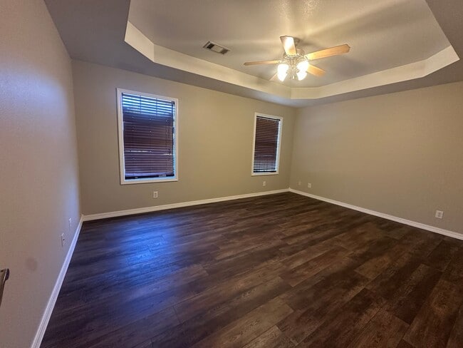 Building Photo - Welcome to this charming 3-bedroom, 2-bath...