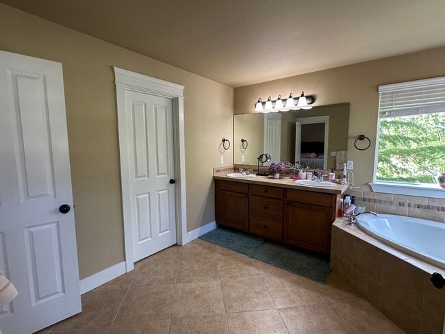 Building Photo - 4405 Cashmere Dr NE