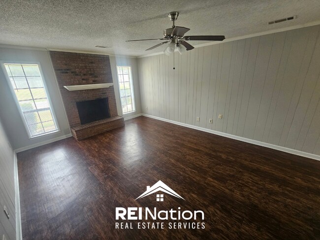 Building Photo - MEMPHIS CHARMER! | Brick Fireplace & Bright Windows | 3 Bed / 2 Bath & Fenced Yard!