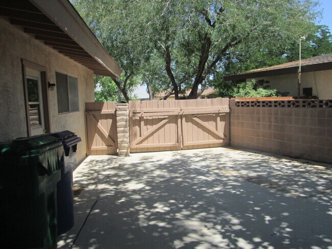 Building Photo - Please contact Vaughn Realty to set up an ...