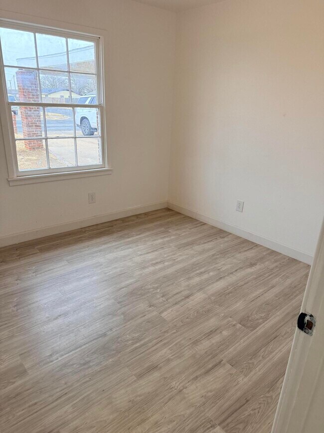 Building Photo - 1801 E 2nd St