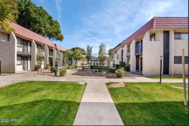 Building Photo - 700 W University Dr