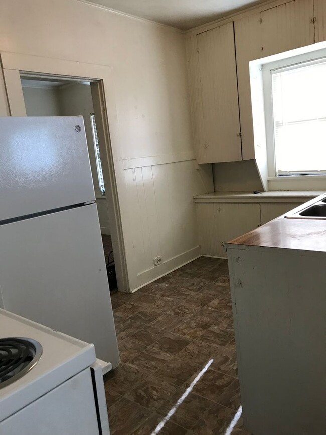 Building Photo - -R80C / $1200.00 / No showings until after...