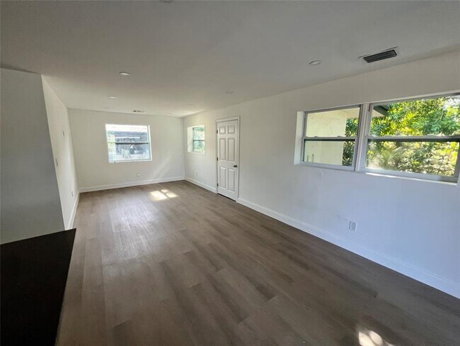 Building Photo - 422 SW 4th Ave