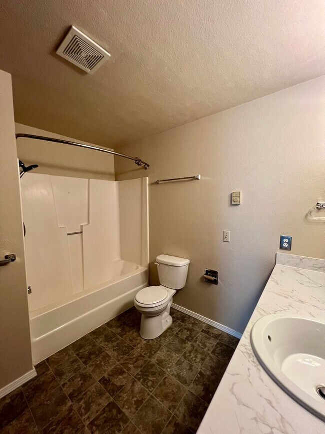 Building Photo - 9236 White Fir Dr NE