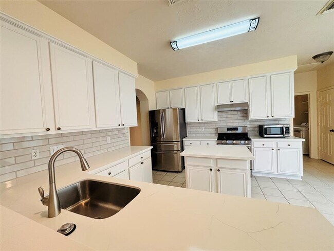 Building Photo - 1803 Stoneleigh Ct