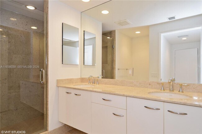 Building Photo - 21200 Point Pl