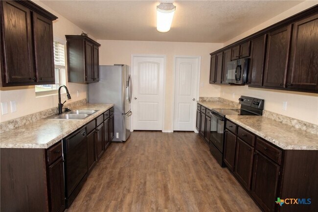 Building Photo - 608 Rowdy Dr