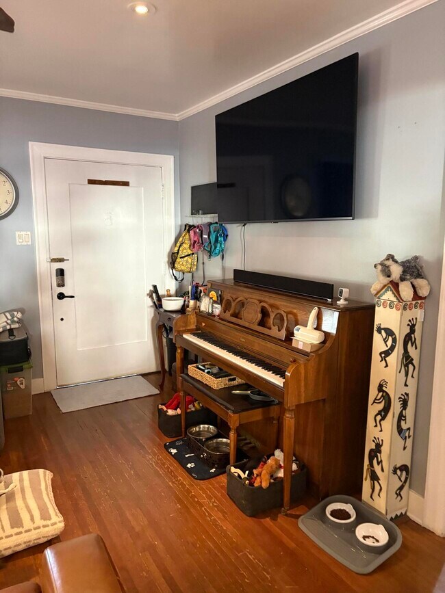 Building Photo - 839 N Orange Dr