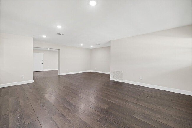 Building Photo - 940 Butia St