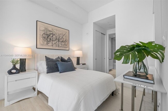 Building Photo - 2655 S Bayshore Dr