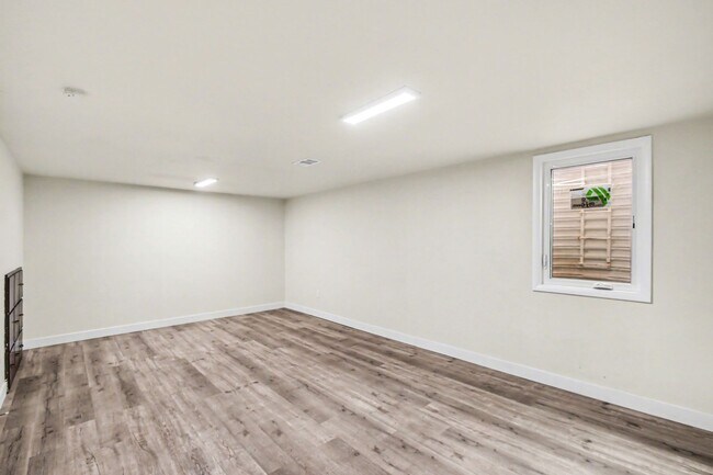 Building Photo - Students Welcome!! Updated 6 Bedroom, close to campus!! Flexible Move In Date (May, June, July or...