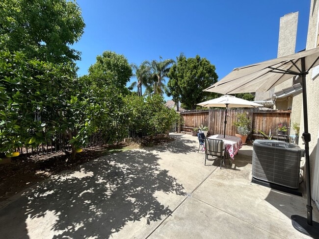 Building Photo - Beautiful 3 Bedroom 3 Bath Townhome with Loft in Orange!