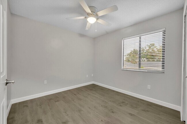 Building Photo - "Spacious 3-Bed, 3-Bath Townhouse with Elegant Hardwood Floors in Ocoee!"