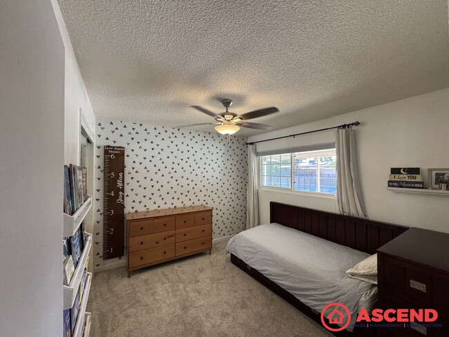 Building Photo - Lovely Home In Olive Dr Area!