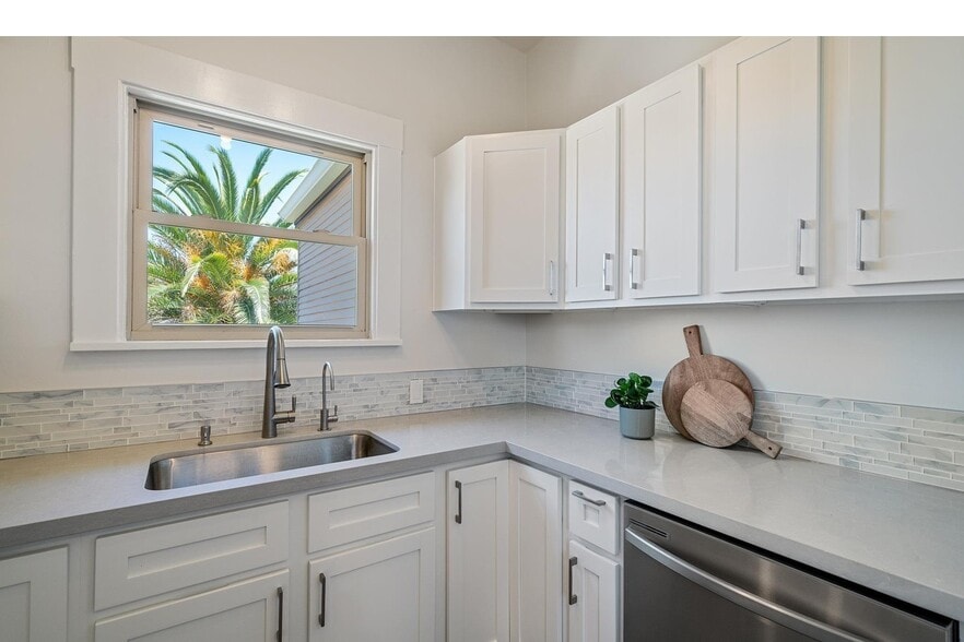 Building Photo - 684 Apgar St