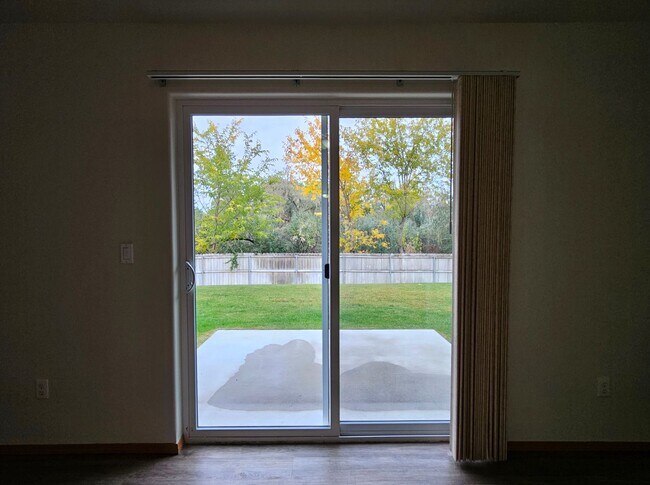 Building Photo - Open, One-Level Living- 4 Bedroom, 2.5 Bath Richland Home with Spacious Backyard