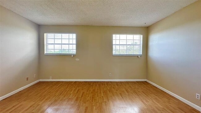 Building Photo - 670 Tennis Club Dr