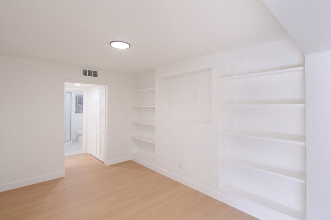 Building Photo - IN-UNIT LAUNDRY WITH ON-SITE PARKING!!