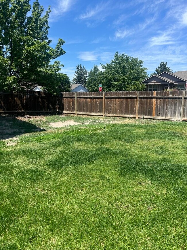 Building Photo - Beautiful Large 3 bedroom 2.5 bath home