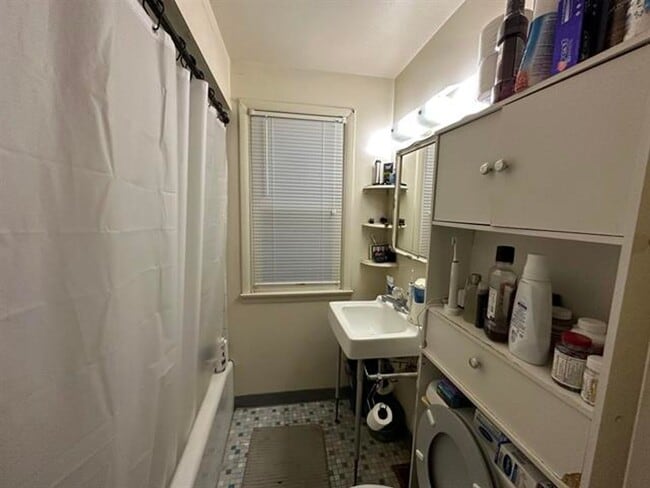 Building Photo - Quaint 1 bedroom house