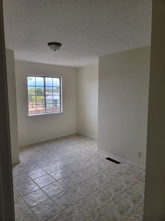 Building Photo - North valley 3 bedroom 2/BA 1245/sf 1/CG 2...