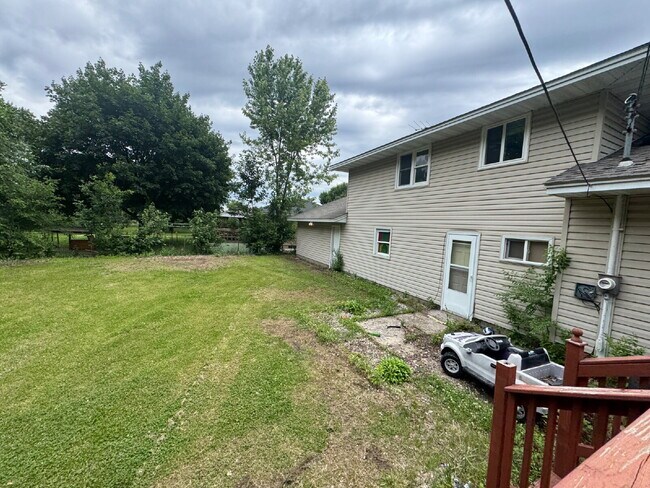 Building Photo - Spacious 4-Bed, 3-Bath Gem on Regent Ave - Your Dream Home Awaits in Brooklyn Park