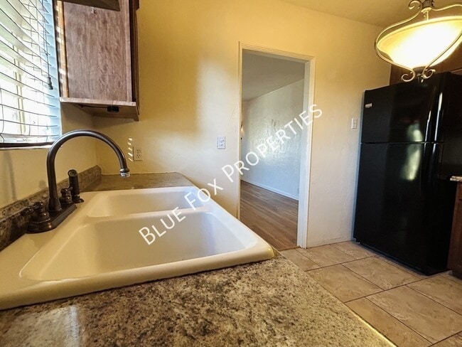 Building Photo - 3021 E Linden St