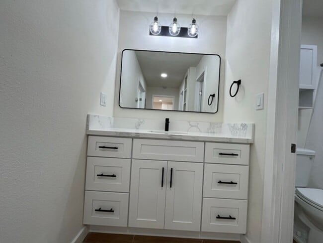 Building Photo - Remodeled 1 Bedroom Unit in the City of Orange