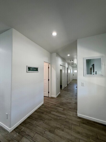 Building Photo - 6745 N 53rd Dr