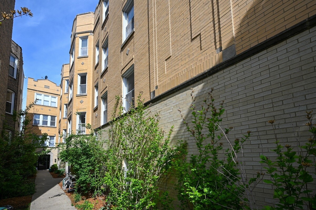 Building Photo - 1430 N Maplewood Ave