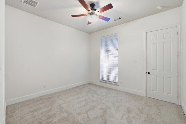 Building Photo - 25707 Pierrmont Ct