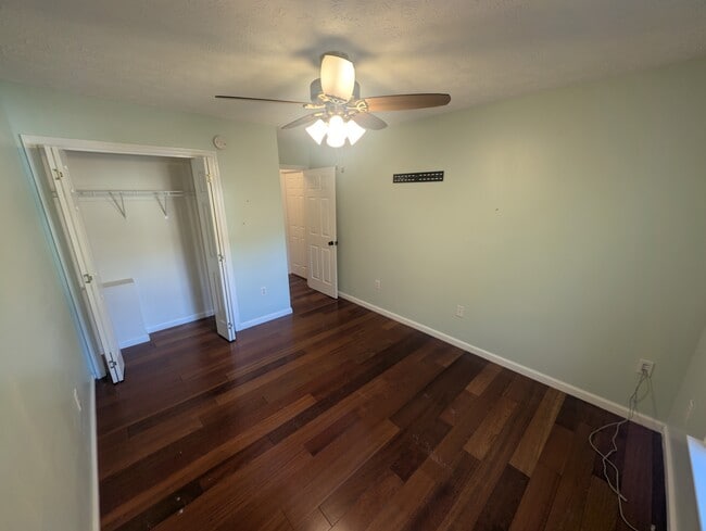 Building Photo - 717 Windsor Dr SE