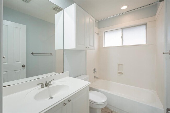 Building Photo - 203 W Sundance Cir