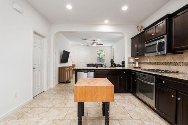 Building Photo - $2,295 Barstow & De Wolf, 3 Bedroom House ...