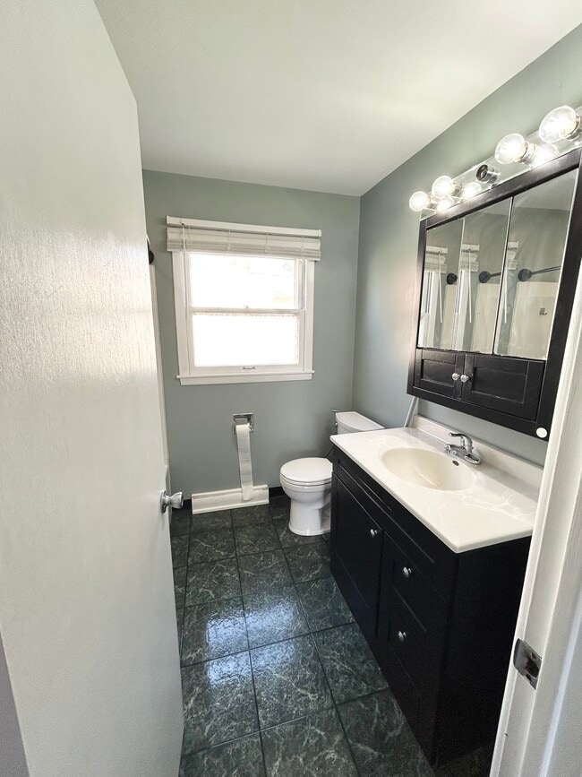 Building Photo - 908 Hillside Dr