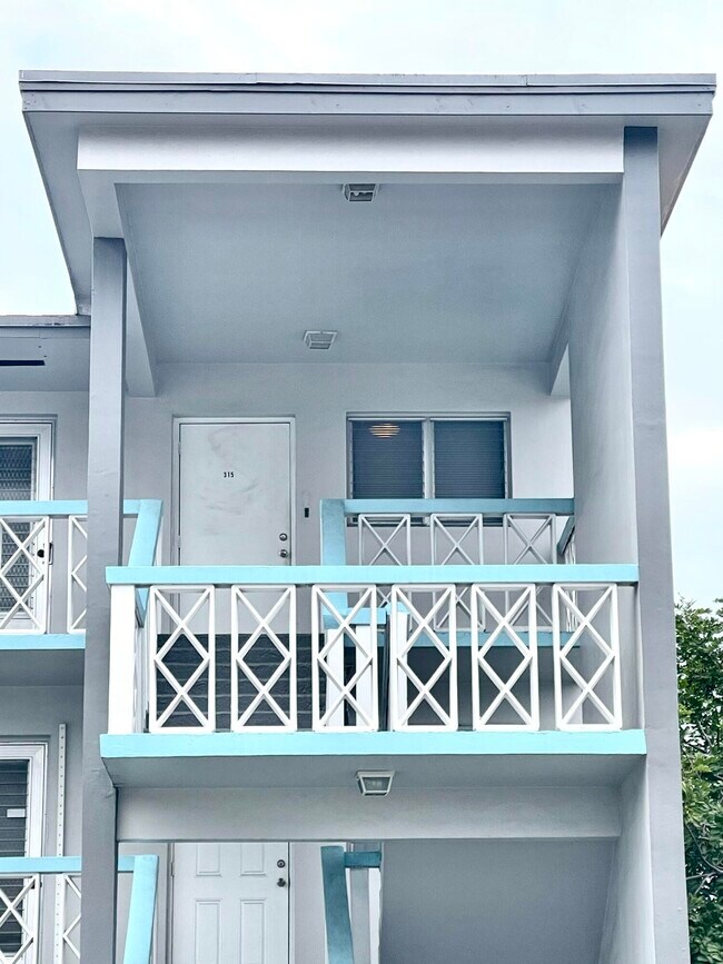 Building Photo - 1021 Crystal Lake Dr