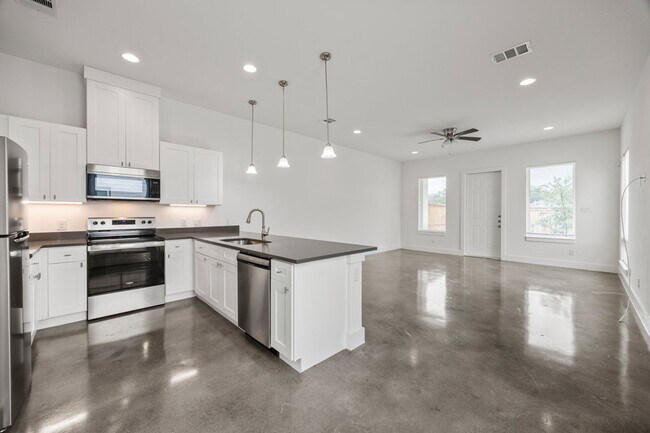 Building Photo - 215 San Salvador Ave