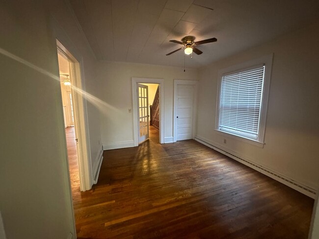 Building Photo - 3 Bedroom Home Available in July
