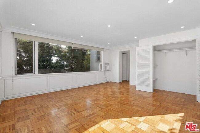 Building Photo - 420 S Beverwil Dr