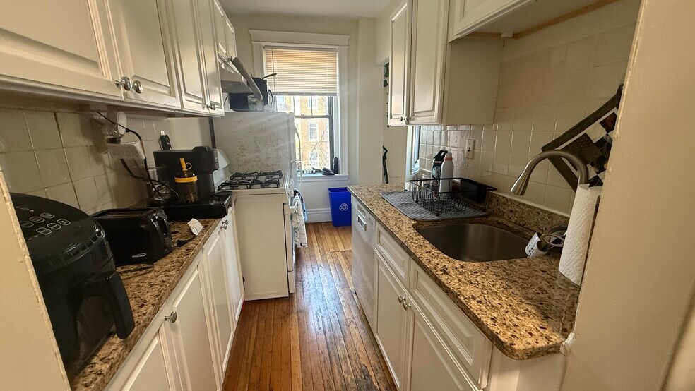 Building Photo - 70 Queensberry St