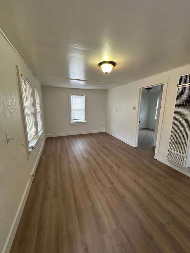 Building Photo - 520 7th Ave