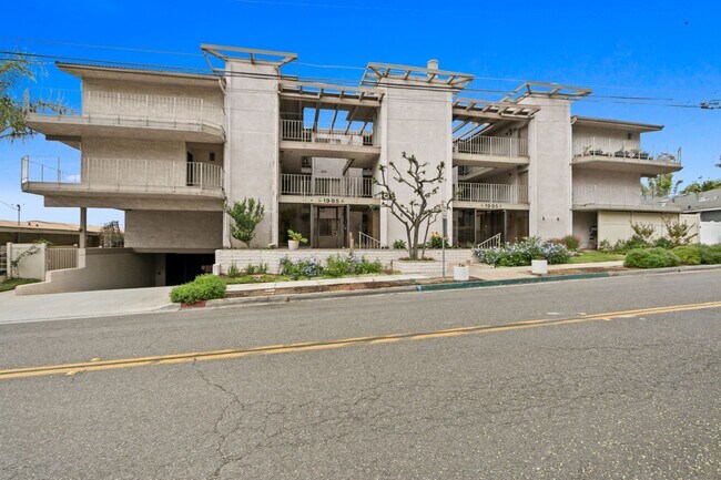 Primary Photo - Panoramic View Condo For Lease