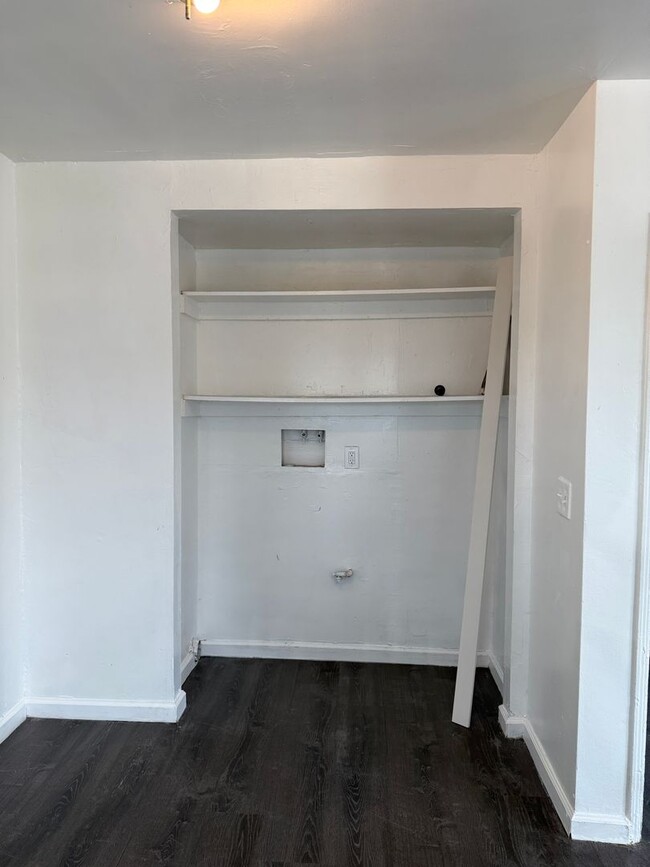 Building Photo - Private 1 Bed, 1 Bath Back Unit with Fresh...