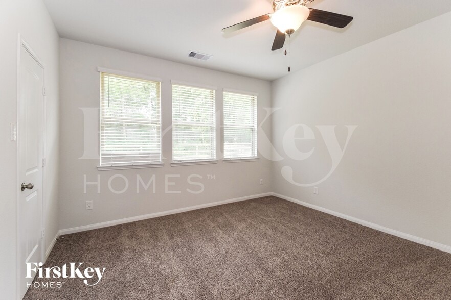 Building Photo - 321 Lk Wy Cir