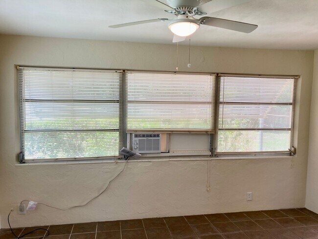 Building Photo - Clean ready to go 2/1 in Beverly Hills!